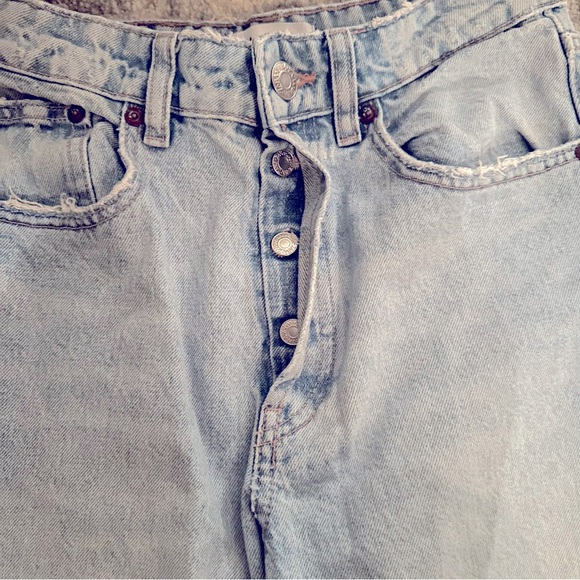 Zara Mid-Waist Button Fly Light Wash Straight Leg Jeans in Size US 2 - Picture 3 of 6